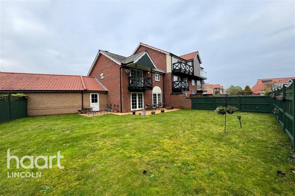 Park Lane, Burton Waters 3 bed detached house to rent £1,400 pcm (£