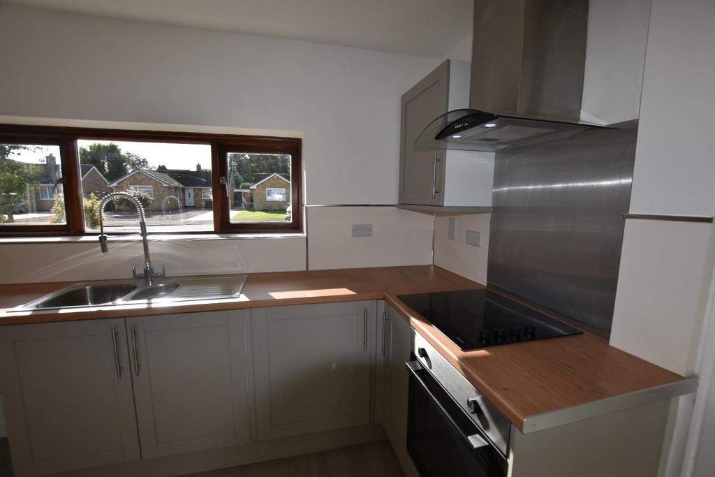 Church Drive, Peterborough, PE2 3 bed bungalow to rent £1,200 pcm (£