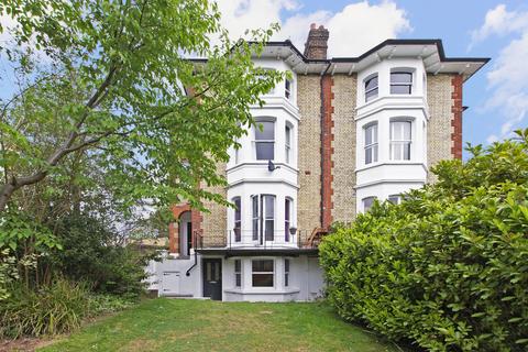 2 bedroom flat for sale, Thornton Hill, London SW19