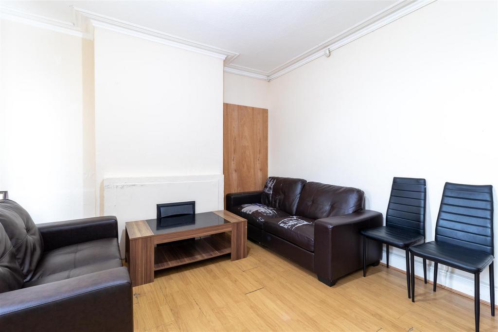 Spring Grove Walk, Hyde Park, Leeds 3 bed house to rent £1,924 pcm (£