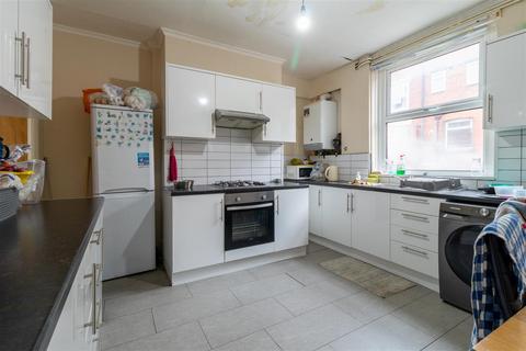 3 bedroom house to rent, Spring Grove Walk, Hyde Park, Leeds