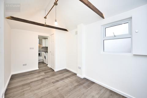 Studio to rent, Stradbroke Grove, Off Woodford Avenue, Clayhall, Ilford, Essex, IG5