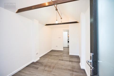 Studio to rent, Stradbroke Grove, Off Woodford Avenue, Clayhall, Ilford, Essex, IG5
