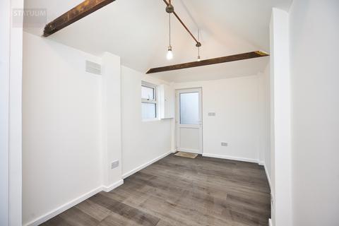 Studio to rent, Stradbroke Grove, Off Woodford Avenue, Clayhall, Ilford, Essex, IG5