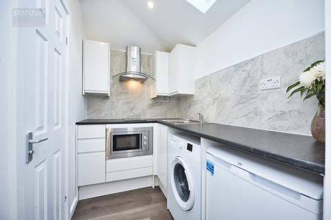 Studio to rent, Stradbroke Grove, Off Woodford Avenue, Clayhall, Ilford, Essex, IG5