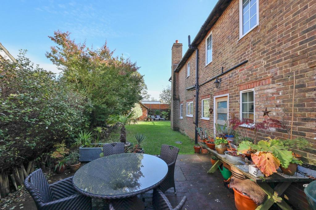 Gloucester Road, Burgess Hill, RH15 5 bed detached house for sale £
