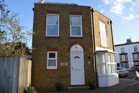 2 bedroom end of terrace house to rent, Charlotte Square, Kent CT9