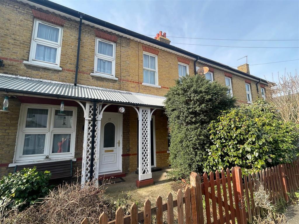 West Street, LeighOnSea 3 bed terraced house to rent £1,800 pcm (£