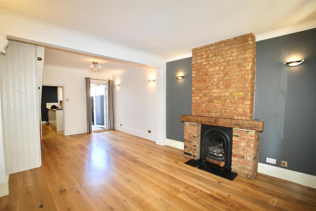 West Street, LeighOnSea 3 bed terraced house to rent £1,800 pcm (£