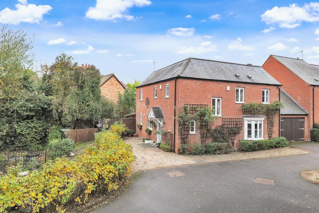 Lattimore Road, StratfordUponAvon 4 bed link detached house for sale