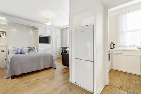 Studio to rent, 39 Hill Street, W1J