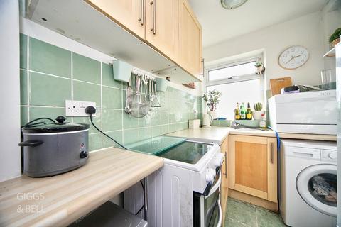 2 bedroom ground floor maisonette for sale, Birchen Grove, Luton, Bedfordshire, LU2