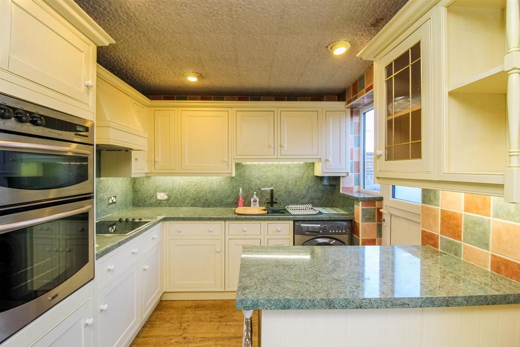 Greenmoor Close, Wakefield WF3 3 bed semidetached house for sale £