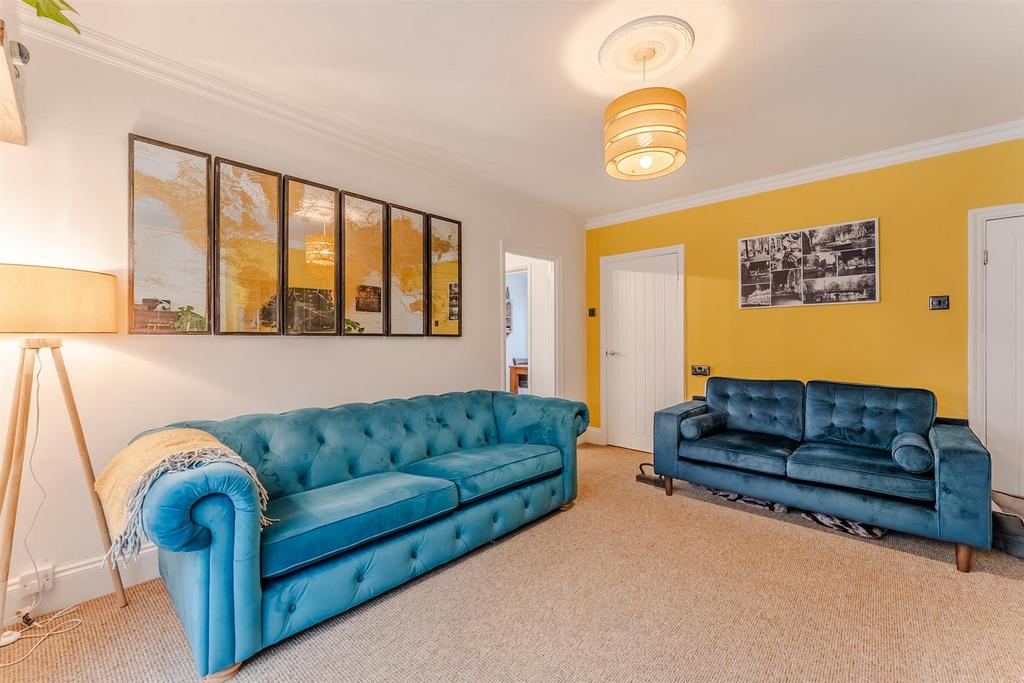 Irthlingborough Road, Wellingborough NN9 3 bed semidetached house for