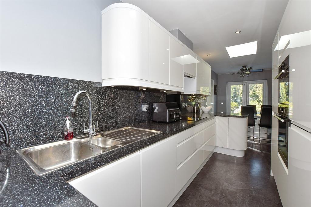 Kitchen /Dining Area