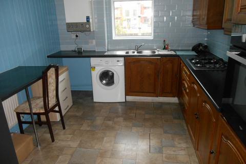 3 bedroom semi-detached house to rent, Willinton Road, Bristol BS4