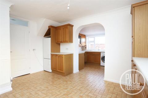 5 Chichester Drive, Lowestoft, NR33 8PX