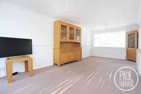 5 Chichester Drive, Lowestoft, NR33 8PX
