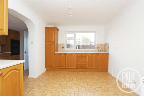 5 Chichester Drive, Lowestoft, NR33 8PX
