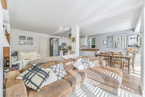 2 bedroom flat for sale, Gilmore House, Clapham Common North Side, London, SW4