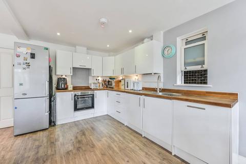 2 bedroom flat for sale, Gilmore House, Clapham Common North Side, London, SW4