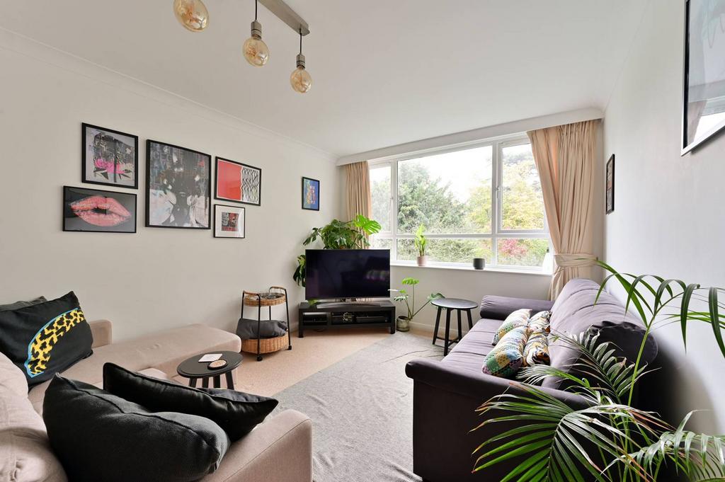 Victoria Drive, Wimbledon Park... 2 bed flat to rent £2,700 pcm (£623 pw)