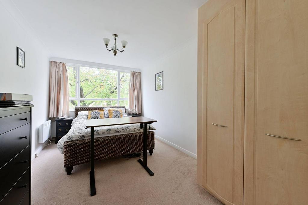 Victoria Drive, Wimbledon Park... 2 bed flat to rent £2,700 pcm (£623 pw)
