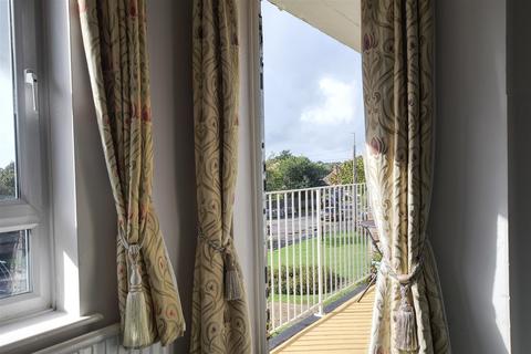 Flat 3, Robin Court Cooden Drive, Bexhill-on-sea, TN39 3DQ