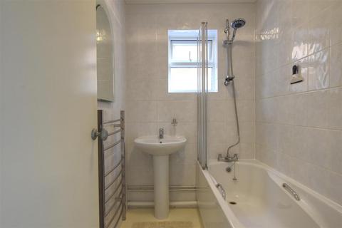 Flat 3, Robin Court Cooden Drive, Bexhill-on-sea, TN39 3DQ