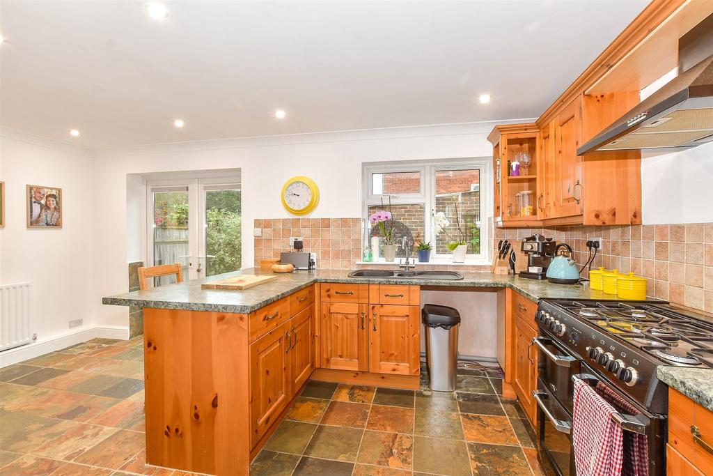 Kitchen/ Breakfast Area