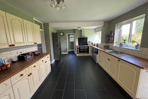 5 bedroom detached house to rent, Eastfield Lane, Ringwood BH24