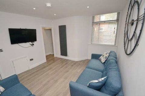 5 bedroom apartment to rent, Yeate Street, London, N1