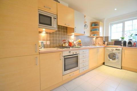 2 bedroom flat to rent, Suffolk Close, Horley