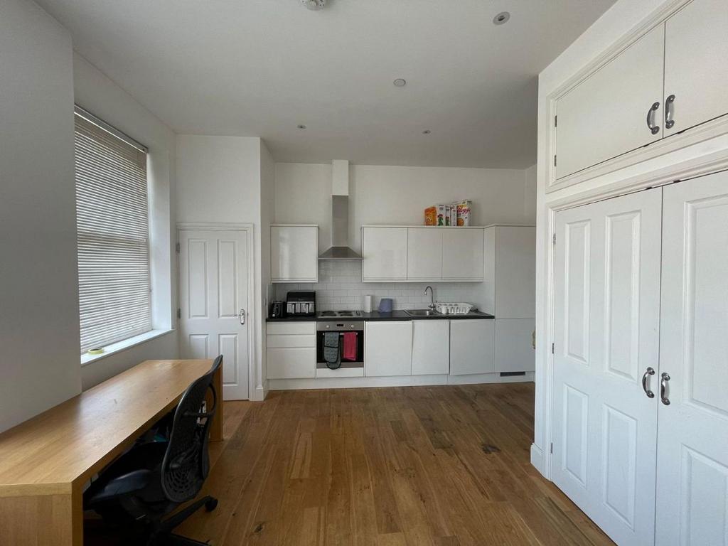 1, Flat 3 Lauriston Road, Brighton 2 bed flat to rent £1,500 pcm (£