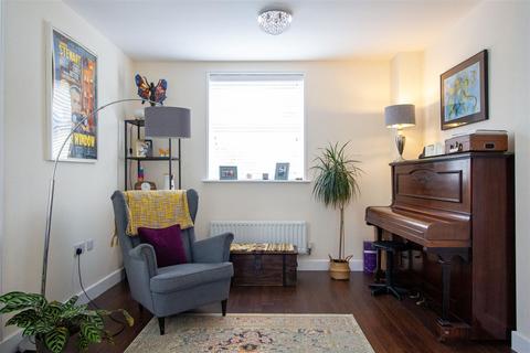 62 Renfields, Haywards Heath, RH16 4TG