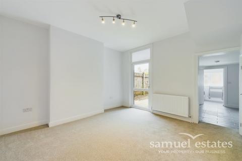 3 bedroom end of terrace house to rent, Belmont Road, London, SE25