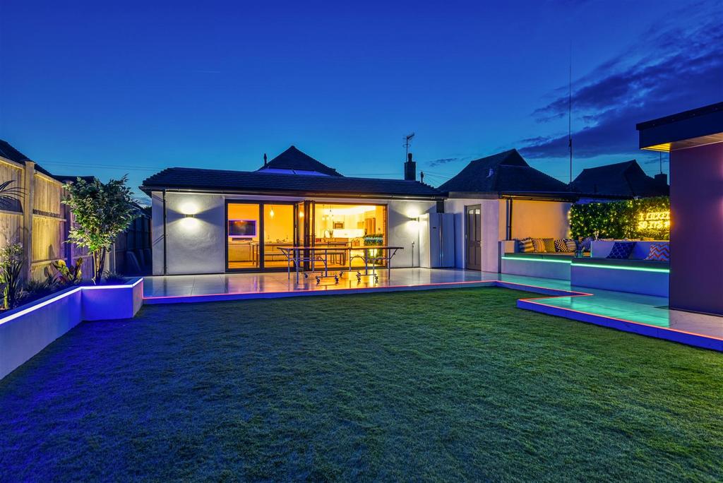 Frobisher Close, GoringBySea, Worthing 3 bed detached bungalow to