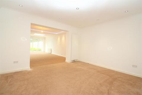 3 bedroom detached house to rent, Upton Court Road, Langley SL3