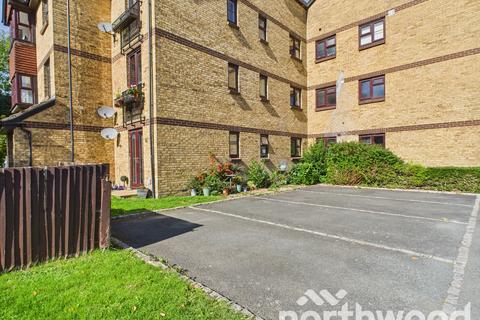 2 bed flat/apartment for rent in Longacre Road, Singleton, Ashford, TN23