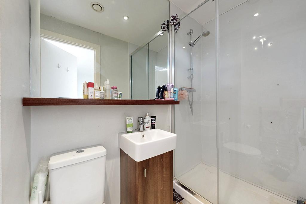 Mile End Road, London E1 1 bed in a flat share to rent £1,083 pcm (£