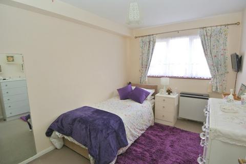 2 bedroom retirement property for sale, Berryscroft Court, Staines-Upon-Thames TW18