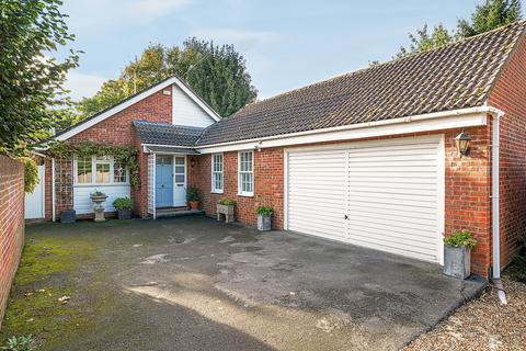 4 bedroom bungalow for sale, Green Street, Lower Sunbury, TW16