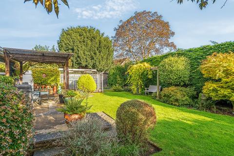 4 bedroom bungalow for sale, Green Street, Lower Sunbury, TW16