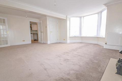 3 bedroom flat to rent, Silverdale Road, Eastbourne BN20