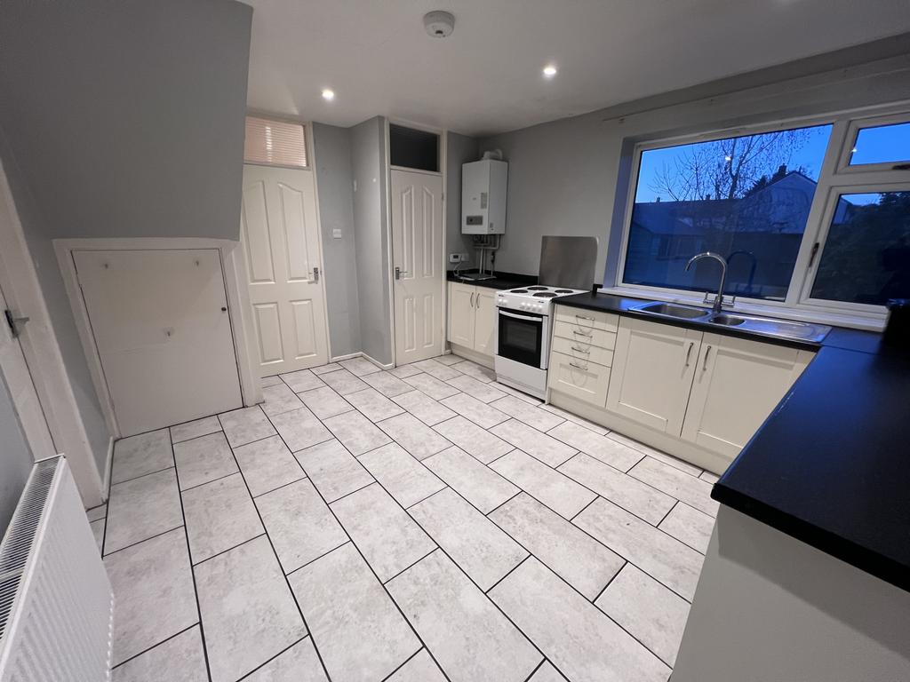 Robin Hood Road, Willenhall, Coventry, CV3 3 AR