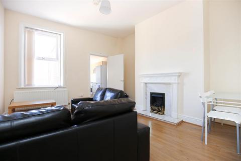 3 bedroom flat to rent, Stratford Grove West, Newcastle Upon Tyne NE6