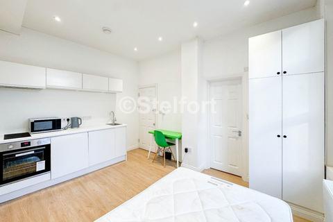 Studio to rent, Junction Road, London N19