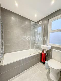 Studio to rent, Junction Road, London N19