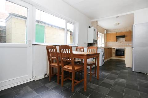 3 bedroom terraced house to rent, Mundella Terrace, Newcastle Upon Tyne NE6