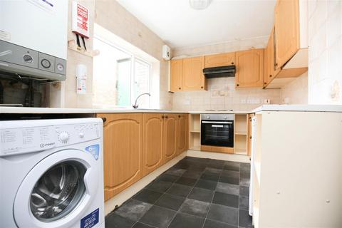 3 bedroom terraced house to rent, Mundella Terrace, Newcastle Upon Tyne NE6